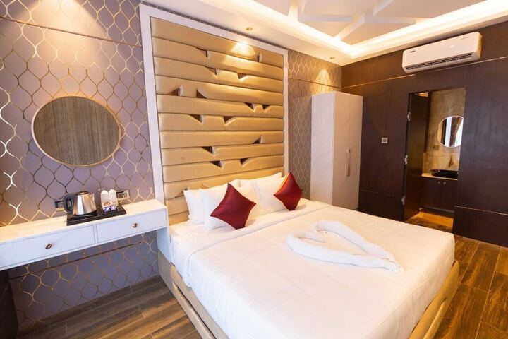 Room 5 of 13