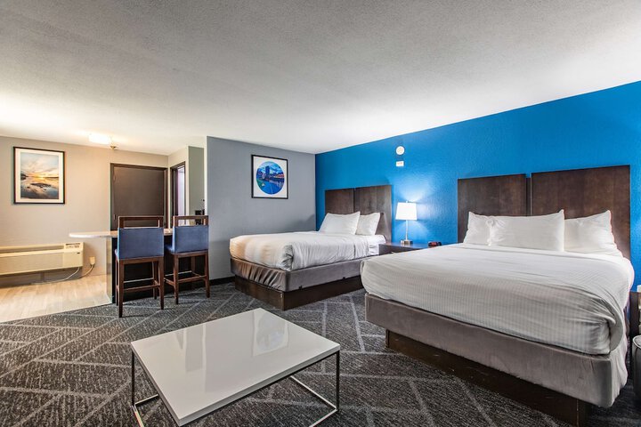 2 Queen Beds Executive Room Living Room Wet Bar Microwave and Refrigerator Bath and Shower Full Breakfast (23 of 34)
