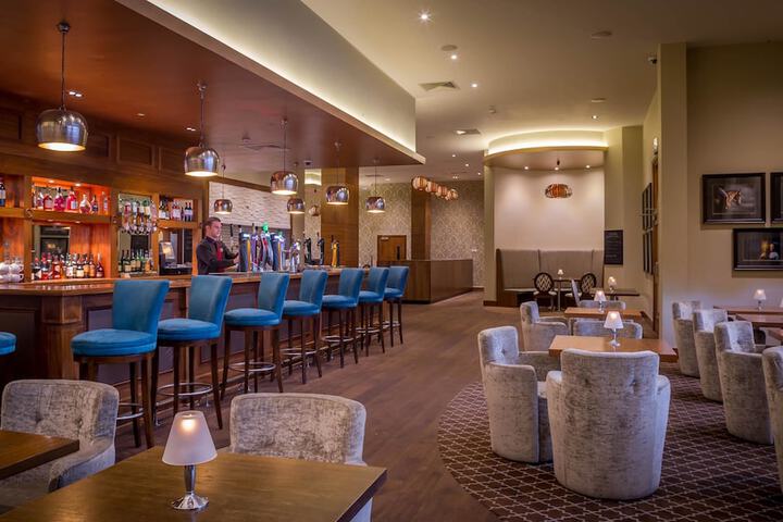 Lounge 33 of 44