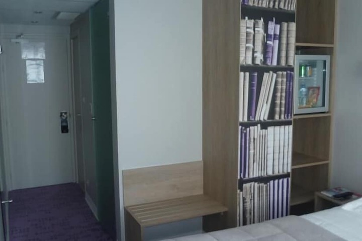 Room 10 of 31