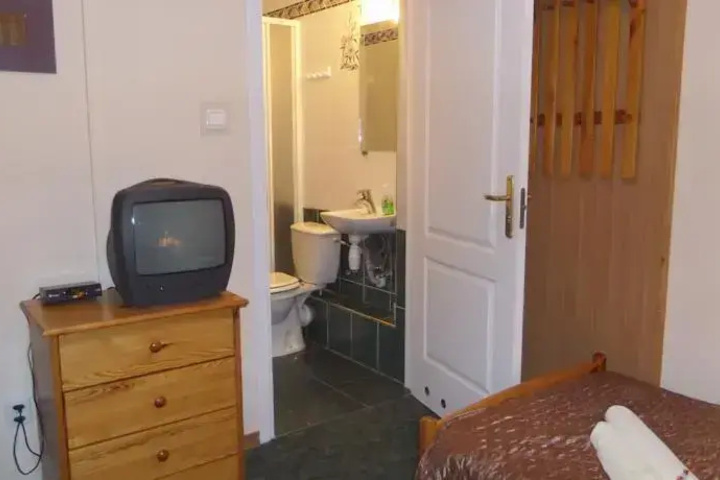 Room 8 of 14