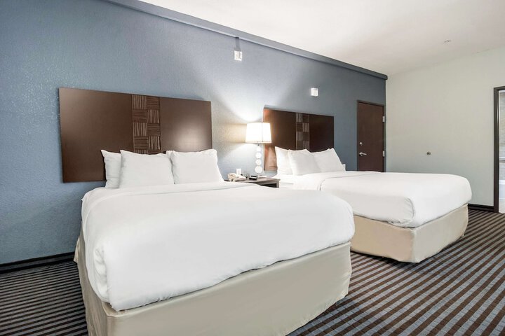 2 Queen Beds (5 of 10)