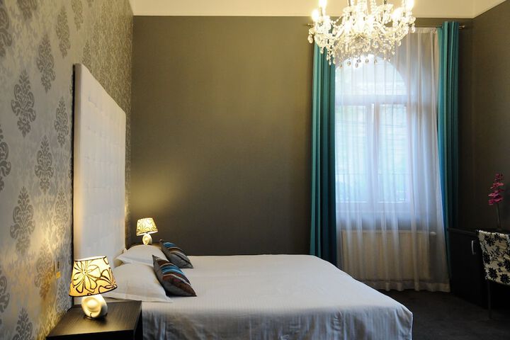 Room 4 of 120