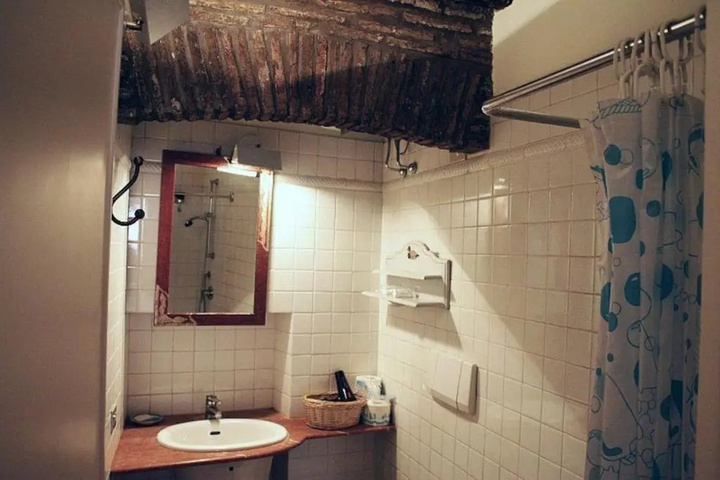 Room 6 of 10