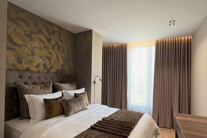 Room 7 of 16
