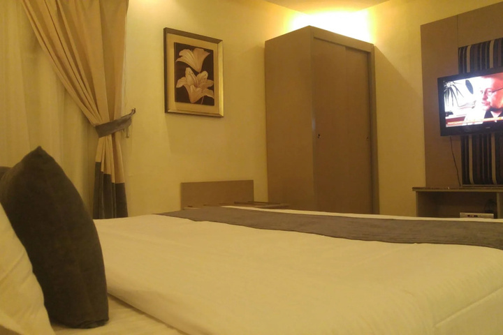 Room 6 of 10