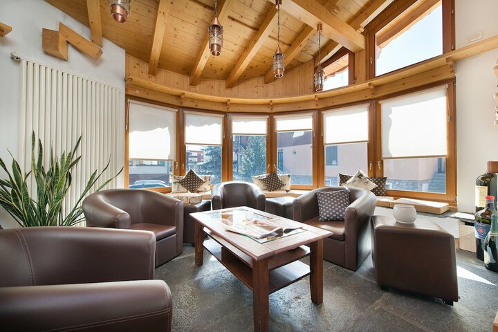 Lounge 52 of 65