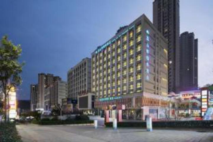 Lanshan County Holiday Hotel (Zhangwan Hongwei Triumph Avenue Branch)