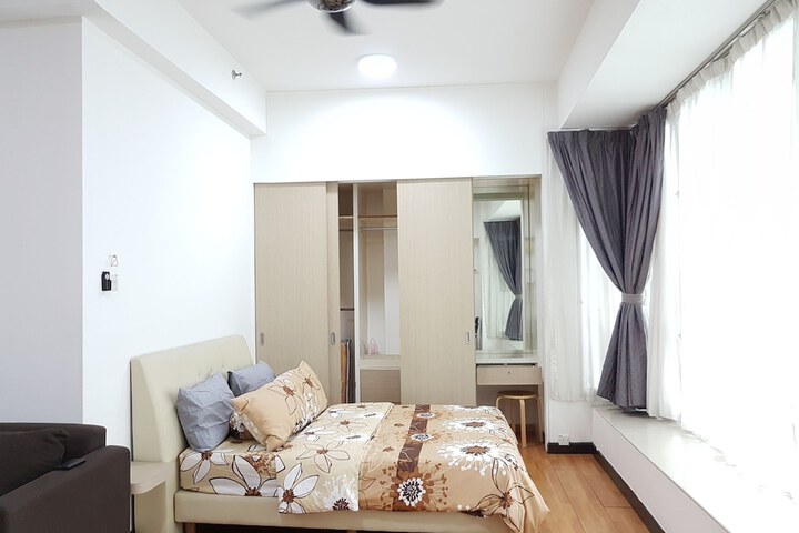 Room 4 of 9