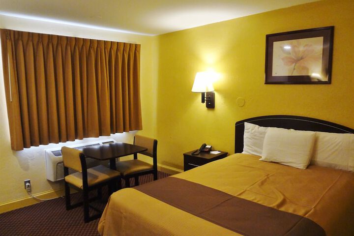 1 Queen Bed (6 of 8)
