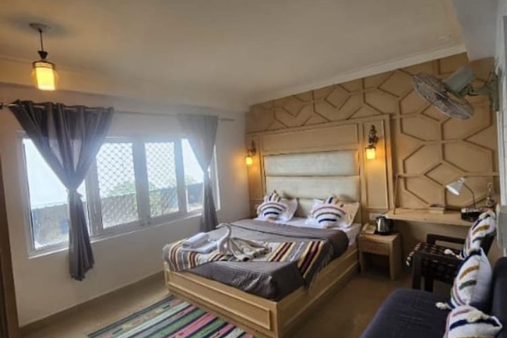 Room 4 of 16