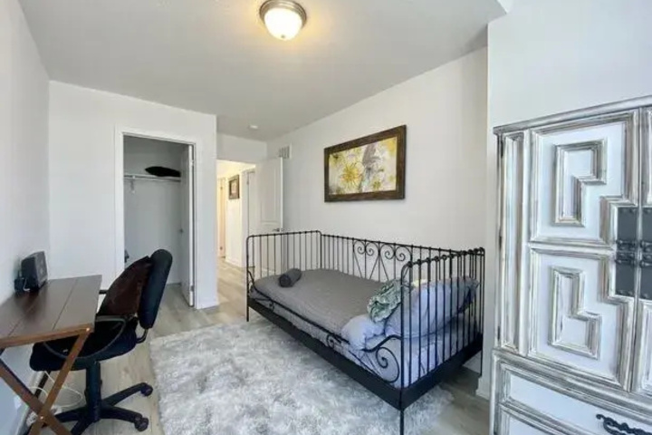 Room 4 of 12