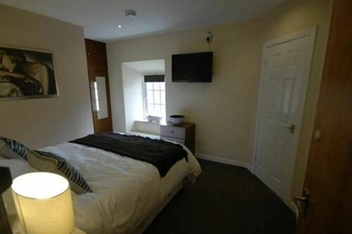 Room 4 of 13