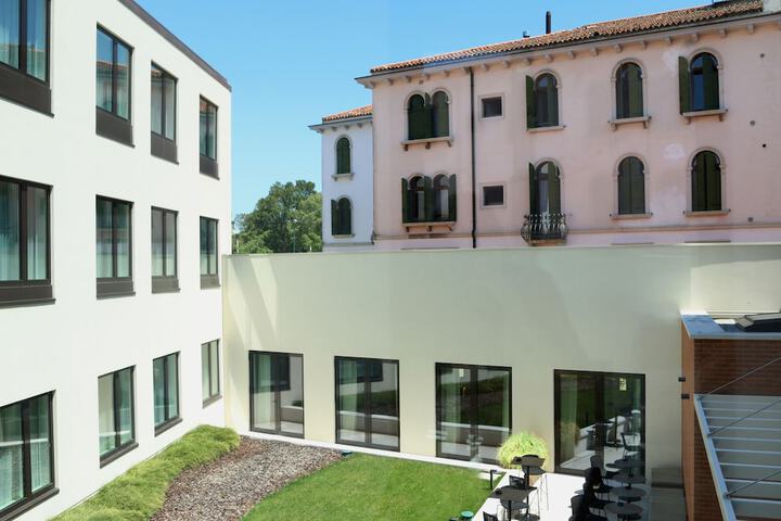 Hotel Exterior 54 of 63