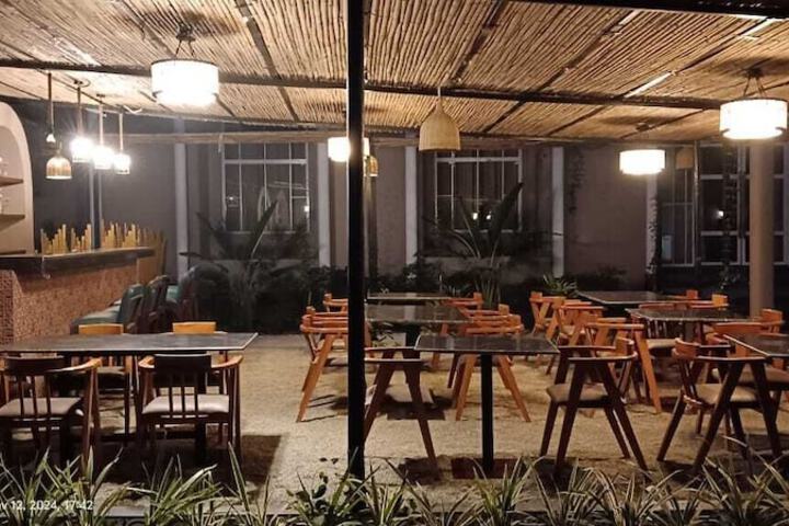 Lounge 9 of 13