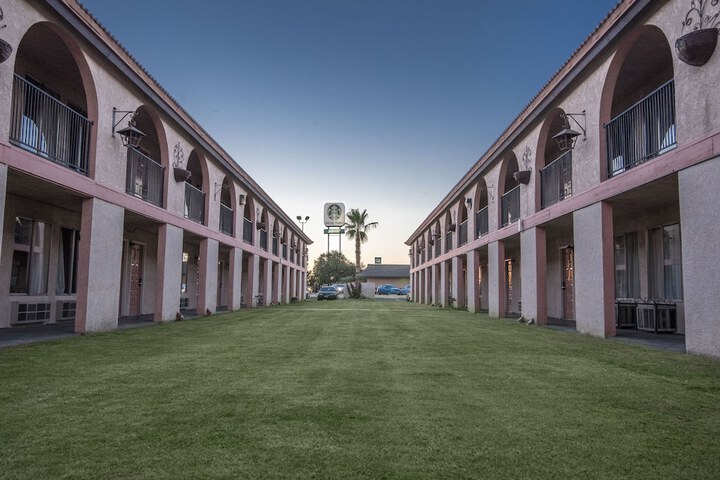 Standard King Bed Courtyard View (4 of 12)