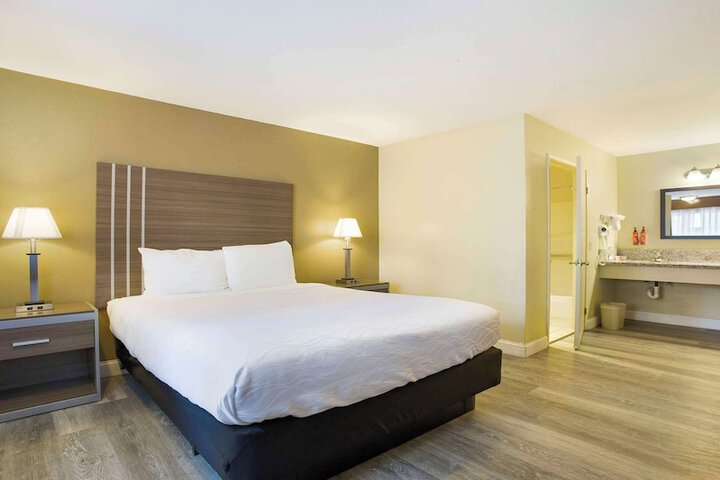 1 King Bed Microwave and Refrigerator Flat Screen Television High Speed Internet Accessible (14 of 20)