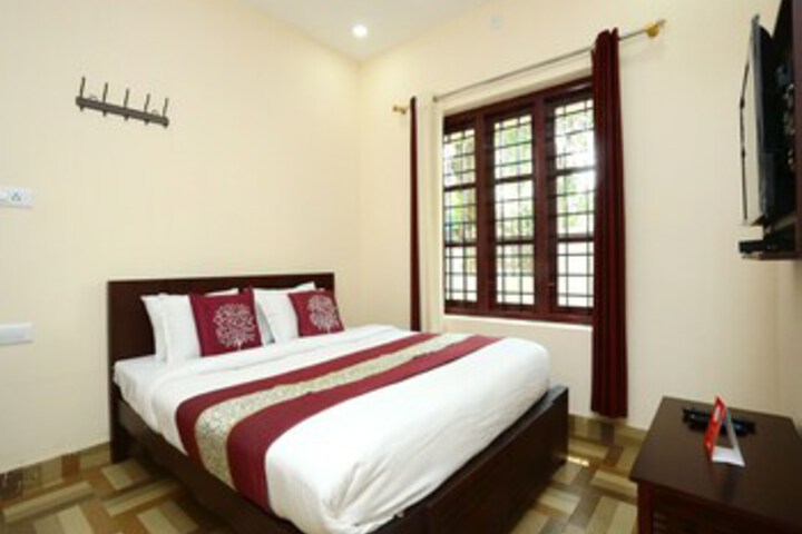 OYO 13526 Deluxe Residency