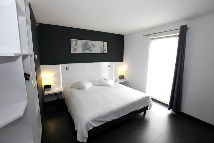 Room 6 of 28