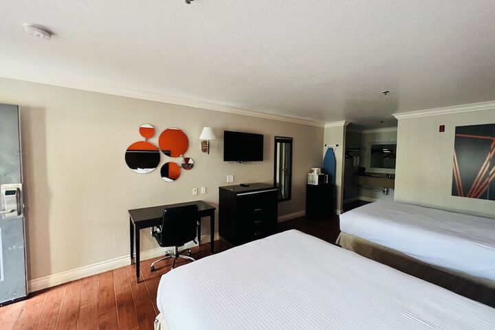 Signature 2 Queen Beds (3 of 8)