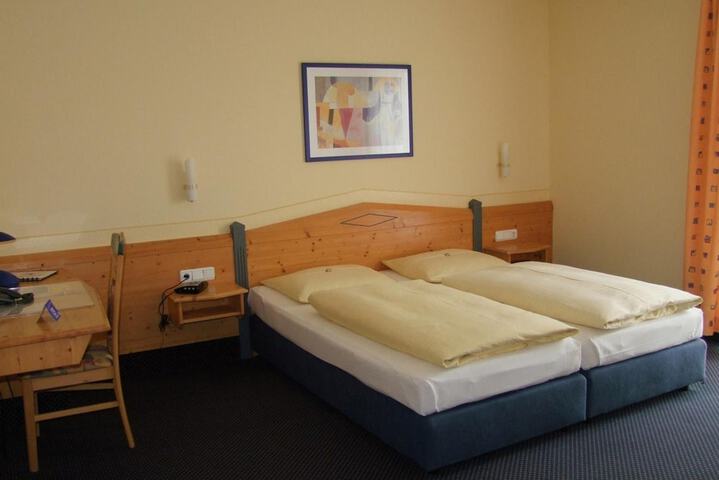 Room 12 of 36
