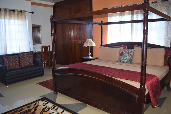 Room 7 of 114