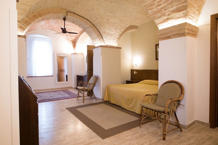 Room 6 of 185
