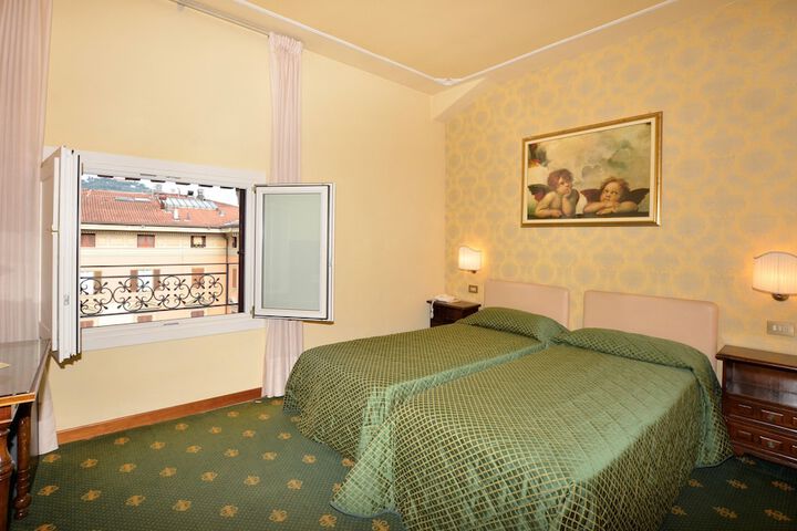Room 11 of 27