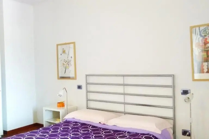 Room 6 of 12