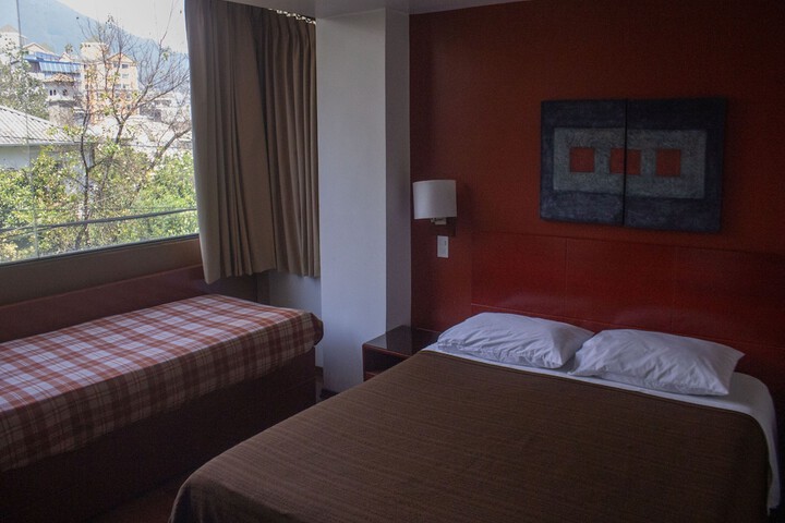 Room 12 of 102