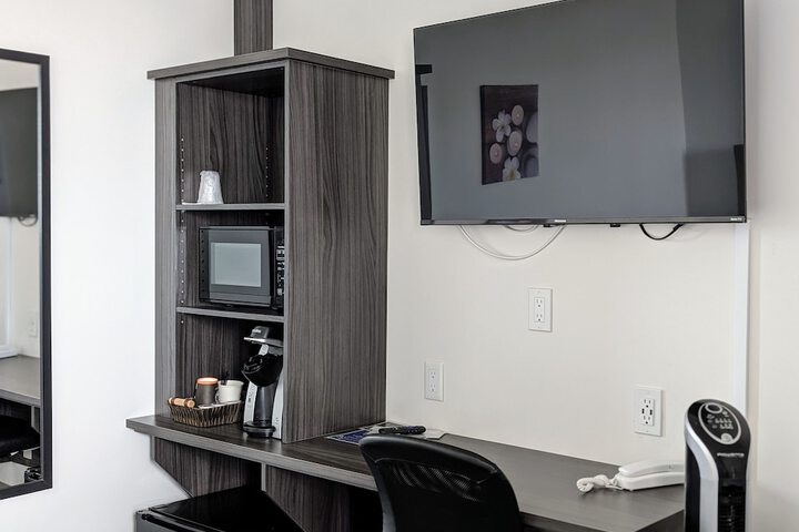 Room 4 of 9