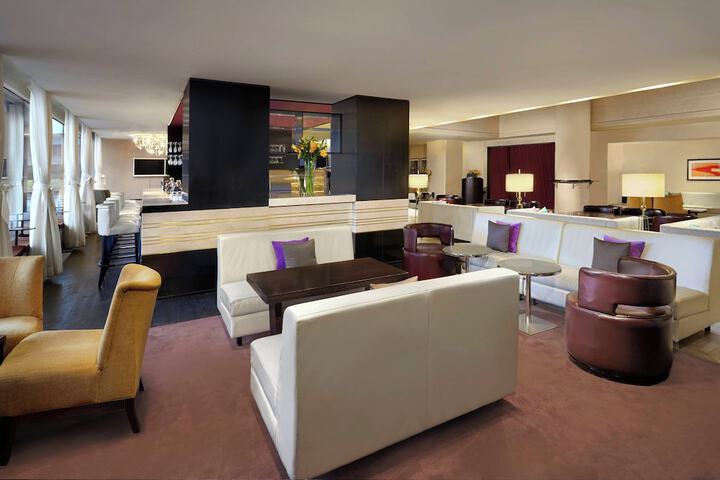 Lounge 49 of 81