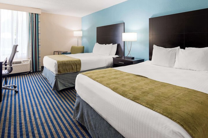 2 Queen Beds Work Desk Microwave and Refrigerator Full Breakfast (1 of 9)