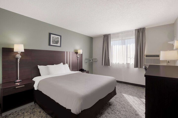 1 Queen Bed Accessible (11 of 13)