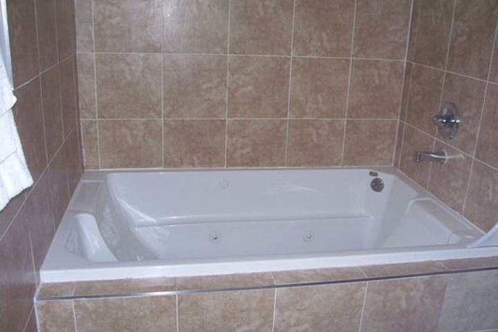 Hot Tub 17 of 20