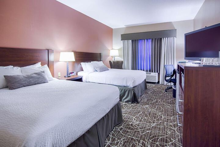 2 Queen Beds High Speed Internet Accessible Coffee Maker, Hairdryer Iron and Ironing Board Full Breakfast (19 of 22)