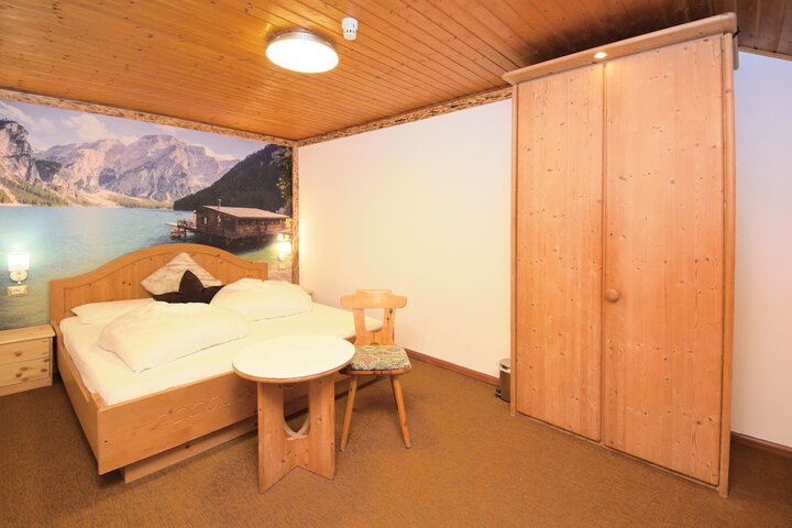 Room 7 of 61