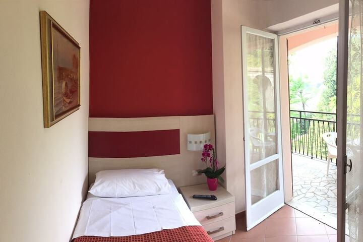 Room 3 of 44