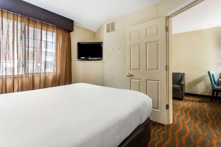 1 Queen Bed Suite (13 of 18)