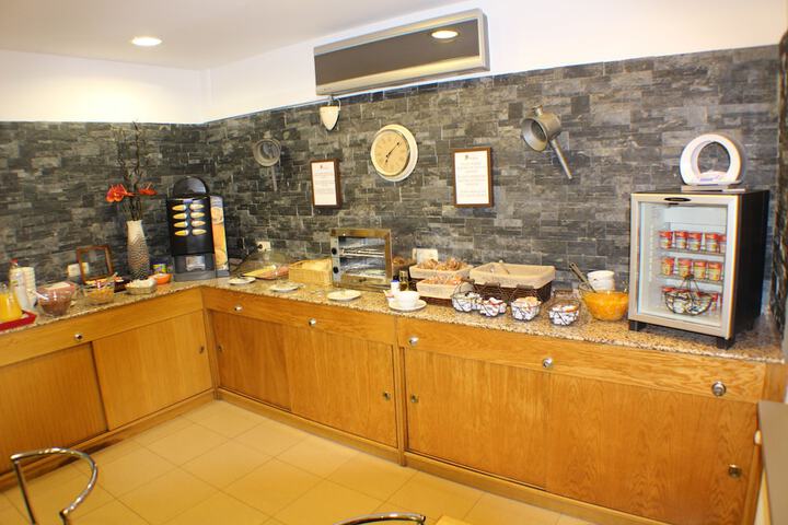 Breakfast/Coffee Service 29 of 35