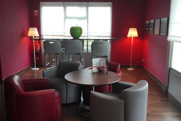Lounge 37 of 44