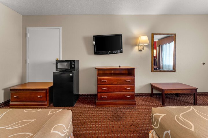 2 Queen Beds (3 of 6)