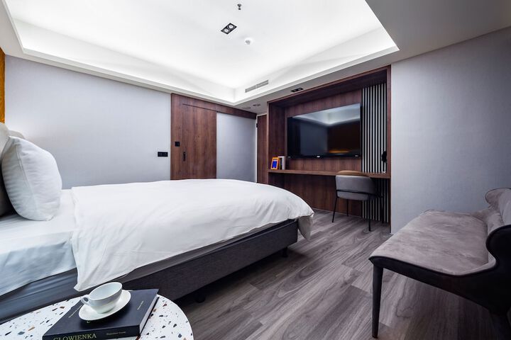 Room 6 of 16