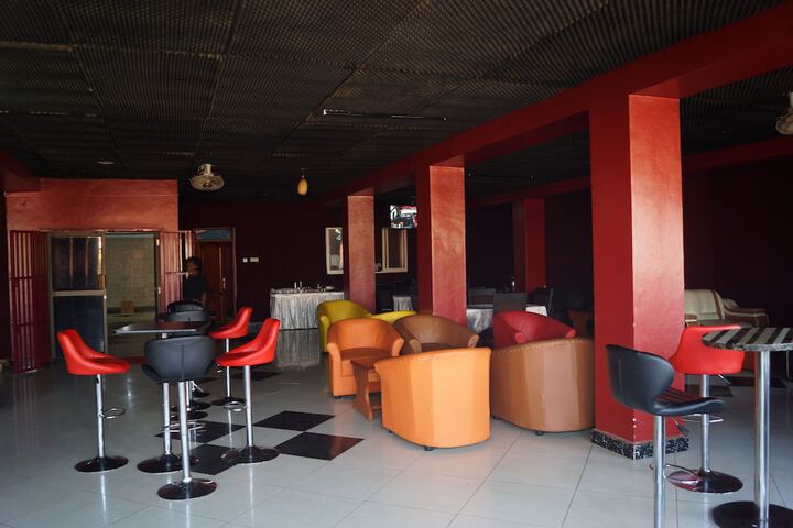 Lounge 49 of 58