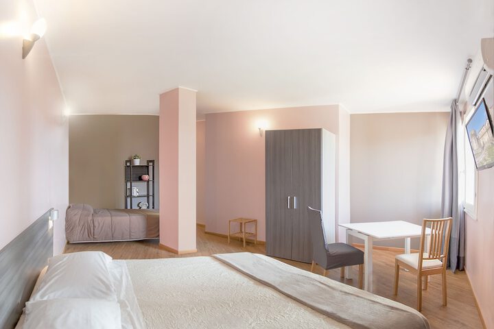 Room 4 of 18