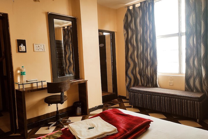 Room 10 of 32
