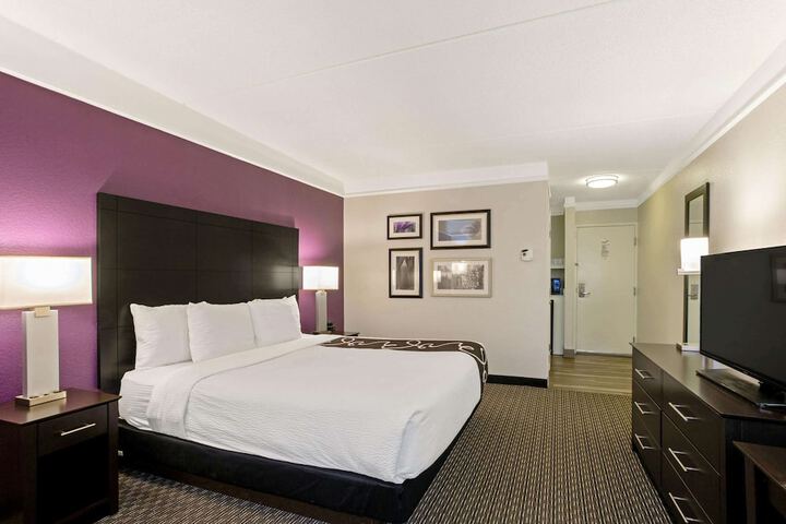 1 Queen Bed Mobility Accessible (4 of 9)