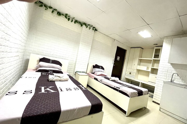Room 6 of 24