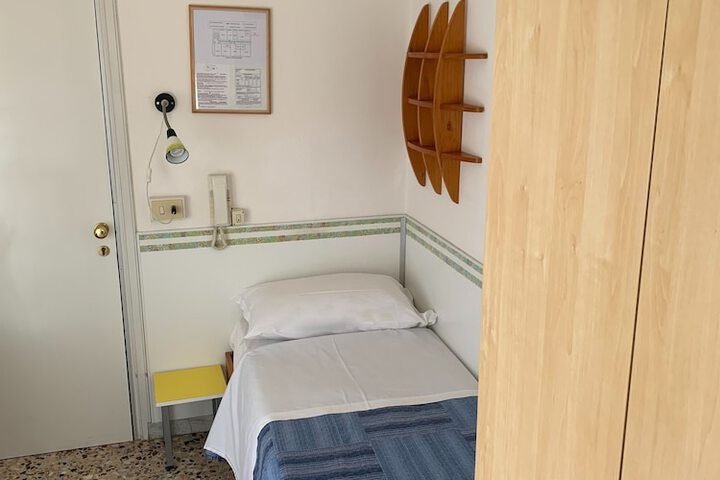 Room 14 of 37