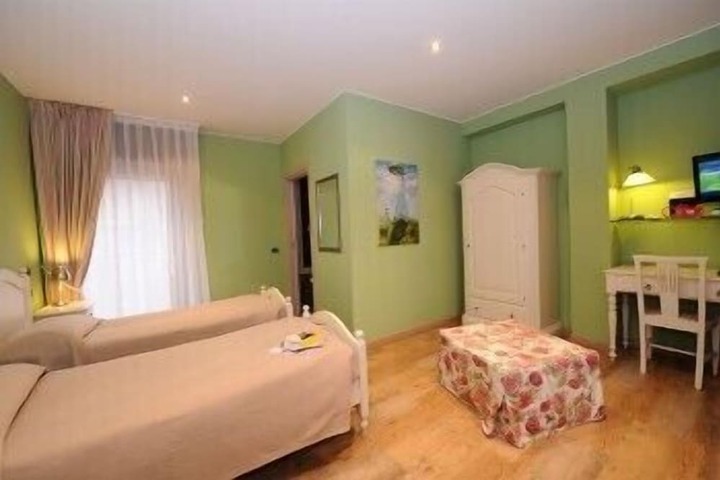 Room 10 of 34